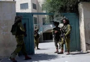 الاحتلال يواصل اقتحام منازل المواطنين والاعتداء عليهم في مخيم الفارعة جنوب طوباس